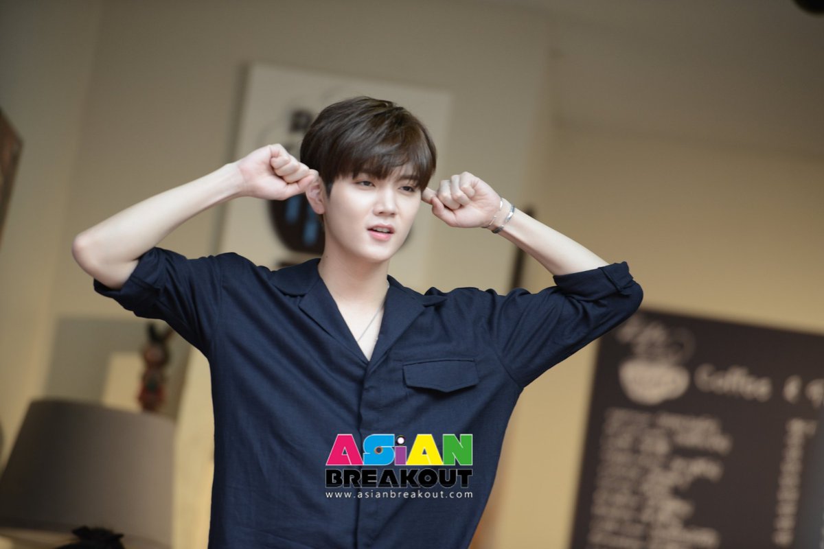 [PreV1/3] “เร็น” NU’EST W  เซอร์ไพรส์ตอบแทนความรักเลิฟไทยด้วย แจกภาพวาดภาพฝีมือตัวเอง พร้อมเขียน “ผมรักคุณ” ในกองถ่ายซิทคอมสภากาแฟ 4.0
#민기 #최민기 #렌 #REN #뉴이스트W #NUEST_W #WelcomeRentoThailand
#RenCoffeeSocietySitcom