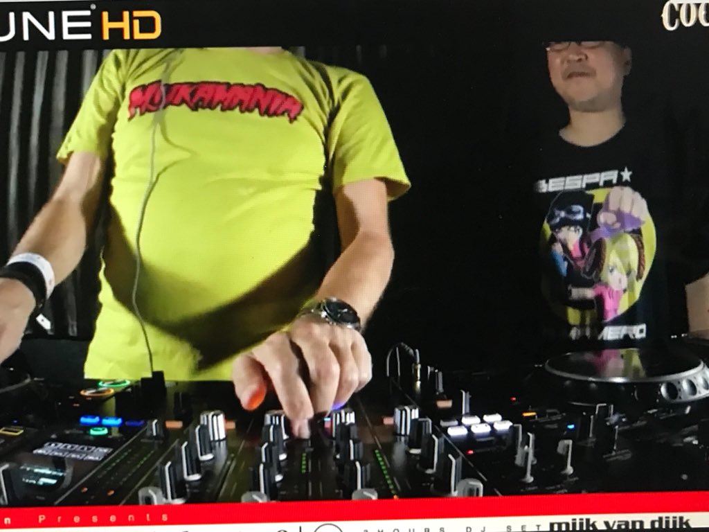 mon_kuma's tweet image. えー!! DOMMUNEでくまメロのリストバンドつけてプレイしてくれてるマイク・ヴァン・ダイクの横にTOBYさんがくまメロTシャツ&amp;amp;くまメロリストバンドで現れてマイクがそれをイジってた！ドミューンにくまメロTがアップになった！#DOMMUNE #mijkvandijk #mvdjpn #Tobynation #bespakumamero #くまメロ