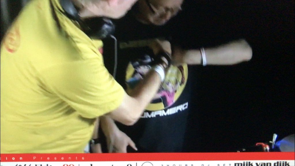 mon_kuma's tweet image. えー!! DOMMUNEでくまメロのリストバンドつけてプレイしてくれてるマイク・ヴァン・ダイクの横にTOBYさんがくまメロTシャツ&amp;amp;くまメロリストバンドで現れてマイクがそれをイジってた！ドミューンにくまメロTがアップになった！#DOMMUNE #mijkvandijk #mvdjpn #Tobynation #bespakumamero #くまメロ