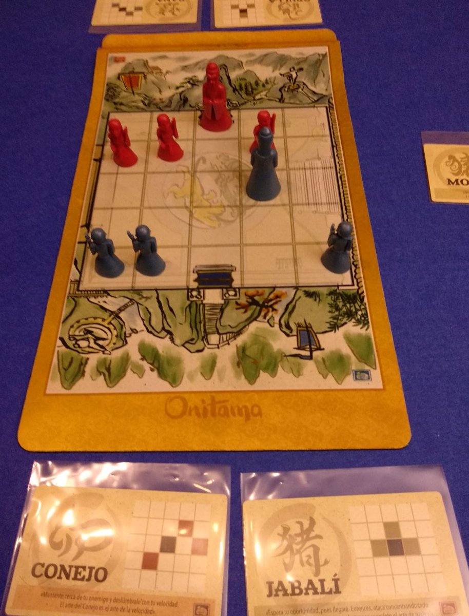 Cloudense's tweet photo. Probando Onitama, es entretenido y su presentación es tremenda. Creo que vamos a jugarlo bastante! Gracias @FactoriaInfinit y  @MalditoGamesES ! https://t.co/sjSysNwWyW