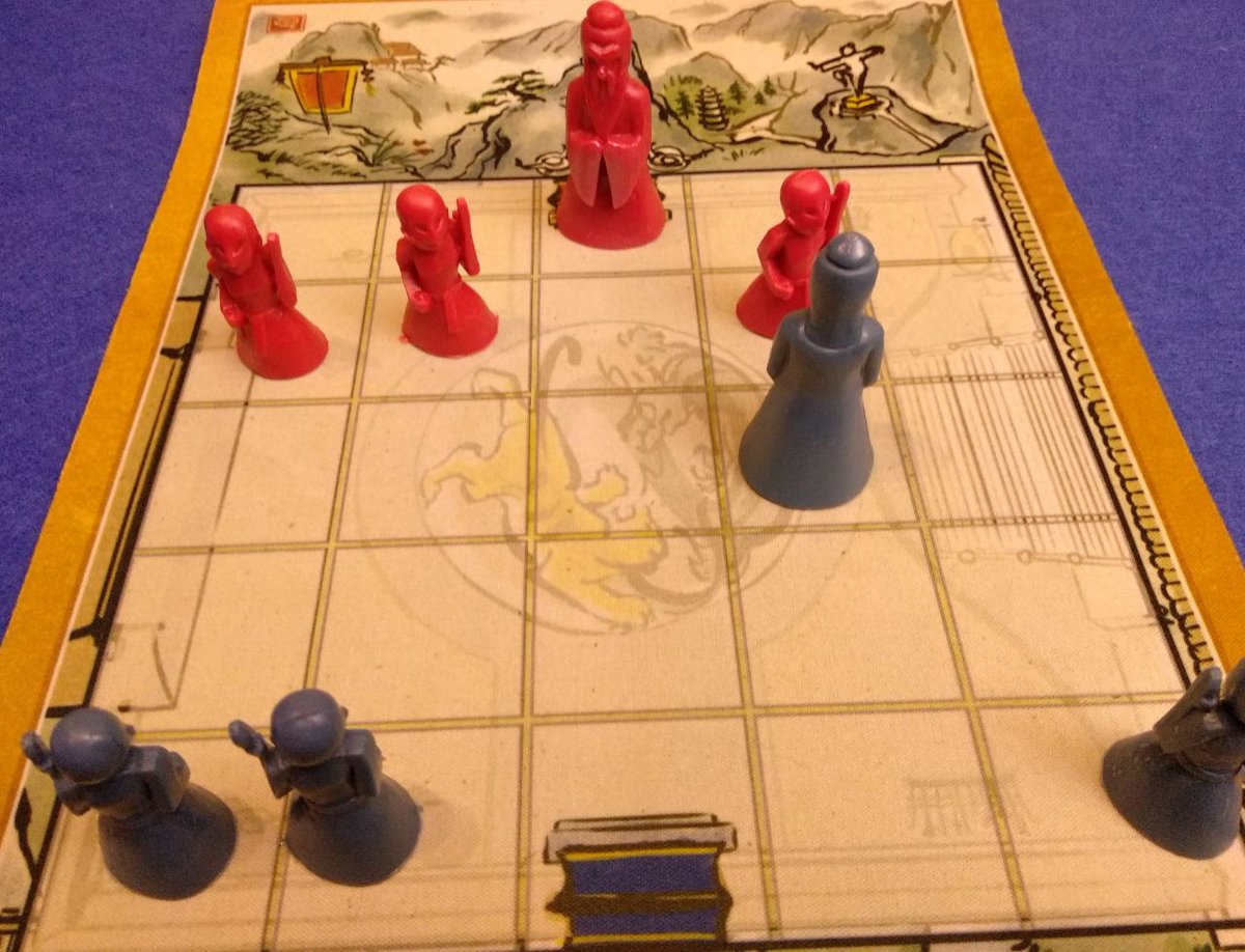 Cloudense's tweet photo. Probando Onitama, es entretenido y su presentación es tremenda. Creo que vamos a jugarlo bastante! Gracias @FactoriaInfinit y  @MalditoGamesES ! https://t.co/sjSysNwWyW