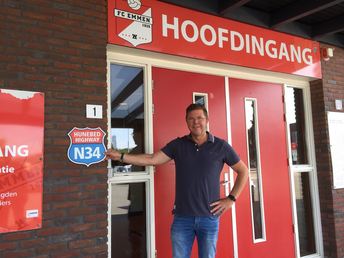 hunebedhighway's tweet photo. Voor Wim Beekman van @FCEmmenBusiness was het geen
discussie. Hij bestelde als eerste een bord van de “Hunebed Highway” en is er apetrots op! De bordjes zijn sinds deze week te koop via info@hhbc.nl en worden gemaakt door het bedrijf Kuper Relatiegeschenken in Emmen. https://t.co/lktrqe1zTs