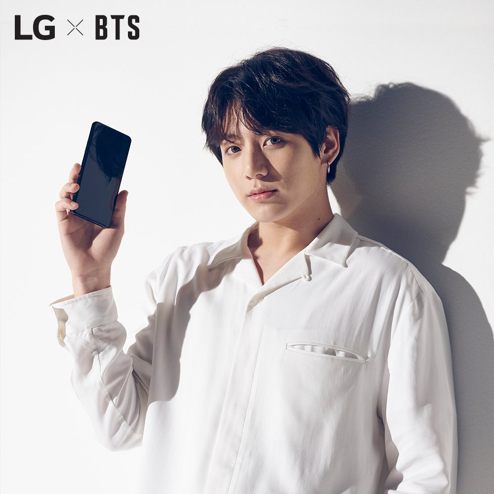 BTS_MRCol's tweet photo. 🌈 El # LGG7ThinQ #SuperBrightDisplay es tan brillante como la cara de Jung Kook, incluso bajo las luces brillantes. #LGXBTS
✔ Visita LGXBTS Instagram para encontrar GIF más exclusivos: https://t.co/4Btd2qj3Ow
Cr LG Mobile global
Luvv https://t.co/Vz3ycXzuGI