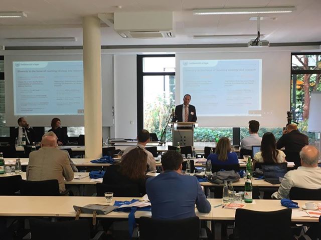 fernunihagen's tweet photo. Heute und morgen #EDELNet-Tagung in Bonn zu aktuellen Themen der internat. Juristenausbildung in Bonn. 

Kostenlose Online-Teilnahme über: https://t.co/nEQvDoXism 

Foto: N.Szuka https://t.co/GhEB0T3Gyd