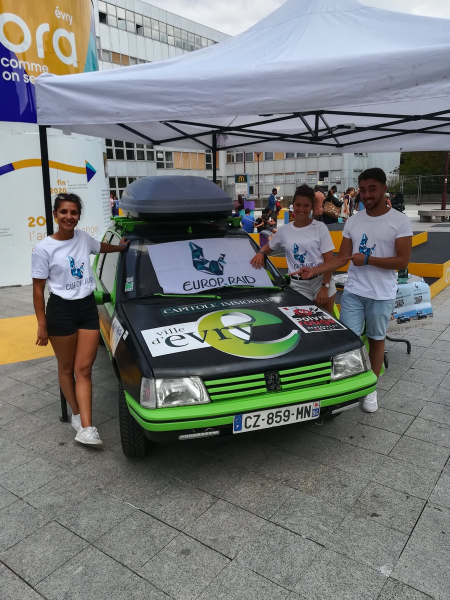 VilledEvryCourc's tweet image. DIRECT - C'est bientôt le grand départ du raid humanitaire @europraid. Trois étudiants à l'@UnivEvry se lancent dans l'aventure : l'équipe @RaidHumani.
Ils exposent actuellement leur voiture sur la place des terrasses. Venez à leur rencontre. 🚙 #europraid #evryadutalent