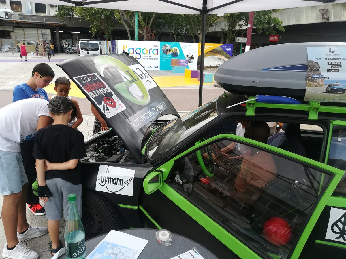 VilledEvryCourc's tweet image. DIRECT - C'est bientôt le grand départ du raid humanitaire @europraid. Trois étudiants à l'@UnivEvry se lancent dans l'aventure : l'équipe @RaidHumani.
Ils exposent actuellement leur voiture sur la place des terrasses. Venez à leur rencontre. 🚙 #europraid #evryadutalent