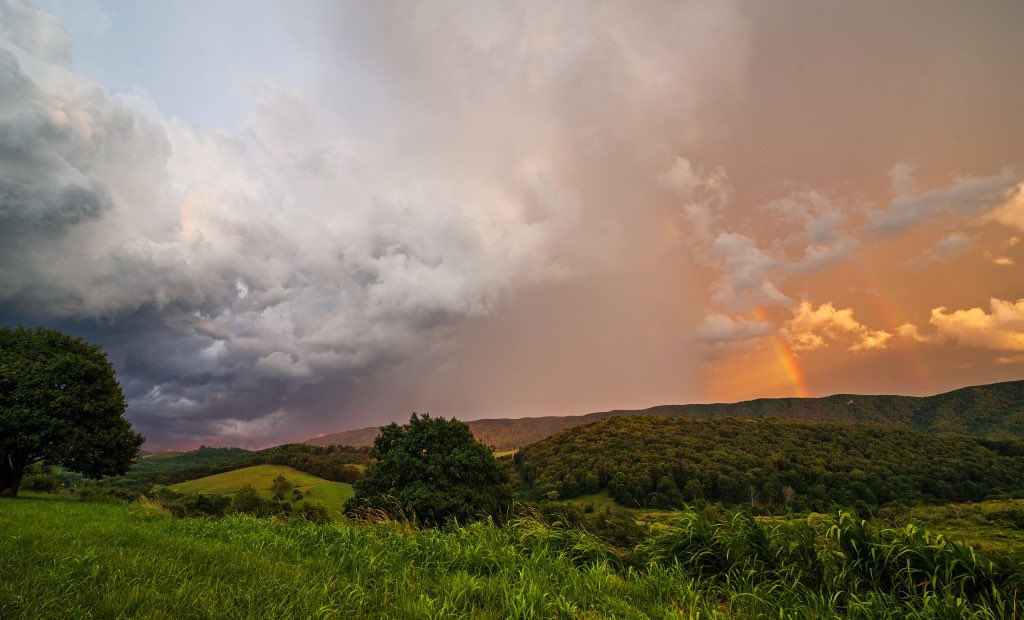 babowling12's tweet photo. I’m pretty sure this is the definition of what kids call “lit” today. 🤷🏻‍♂️🔥⛈🌈

📍 Richlands, VA

#loveva
#swva https://t.co/ngs54GrLnY