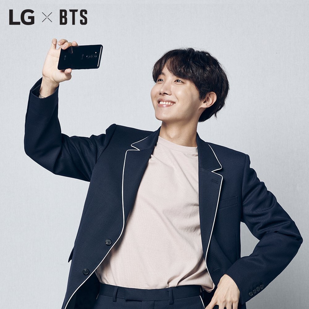 BTS_MRCol's tweet photo. 🌈 La #LGG7ThinQ #SuperWideAngleCamera es tan amplia que puede capturar todos los movimientos de baile de j-hope. #LGXBTS
✔ Visita LGXBTS Instagram para encontrar GIF más exclusivos: https://t.co/4Btd2qj3Ow

Cr LG Mobile global
Luvv https://t.co/vsaXi1feF5