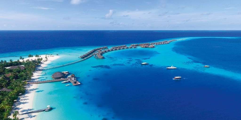 Meet Jenna our resident #marine biologist at #ConstanceHalaveli 👩#Explore the beauty of the #ocean🐳 while helping to preserve it.🌍
#SustainableTourism #Maldives #GreenFins #AerialView  bit.ly/2NRCUtz