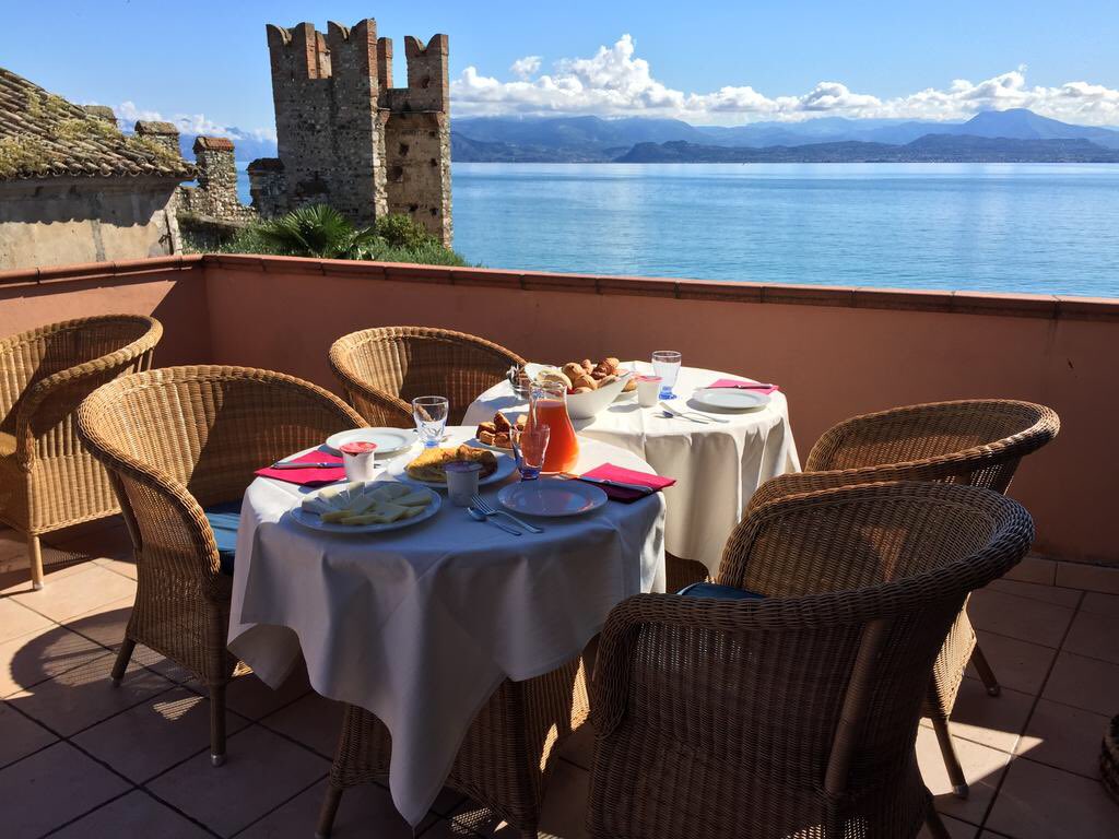 • Lago di Garda, Sirmione •  travelwhatelse.blogspot.it #travelwhatelse #lagodigarda #sirmione #castelloscaligero #castle #lakegarda #italy #italia #beautifuldestinations #wanderful_places #beautiful #amazing #bestplacestogo #bestplace #travel #travellife #travelblogger