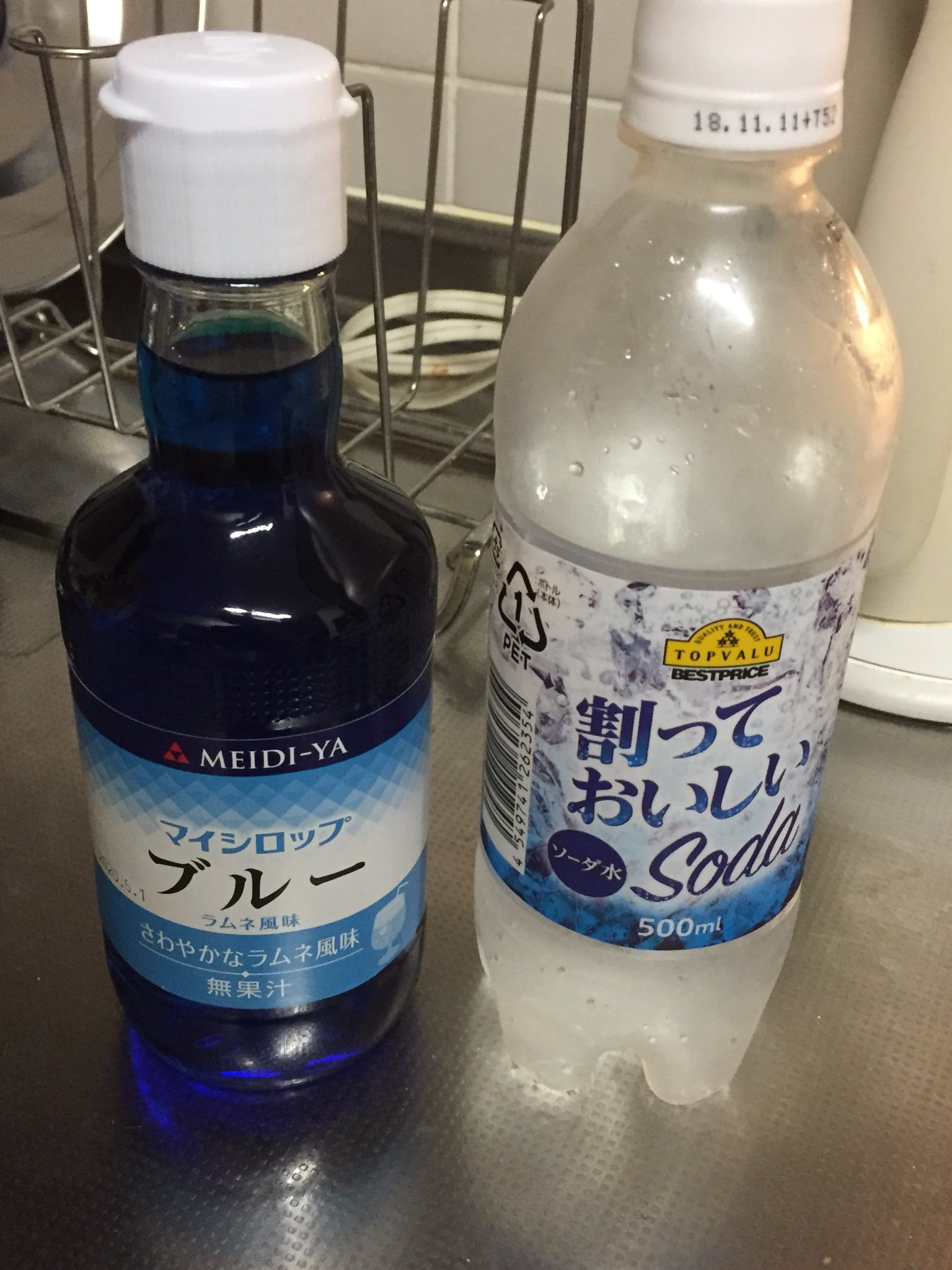 Twitter 上的 Kの 番 撮影休止中 かき氷用のブルーハワイシロップを炭酸水で割るとブルーハワイソーダになるんですよ 暑い夏に似合うジュースです T Co Eujzvir3uf Twitter