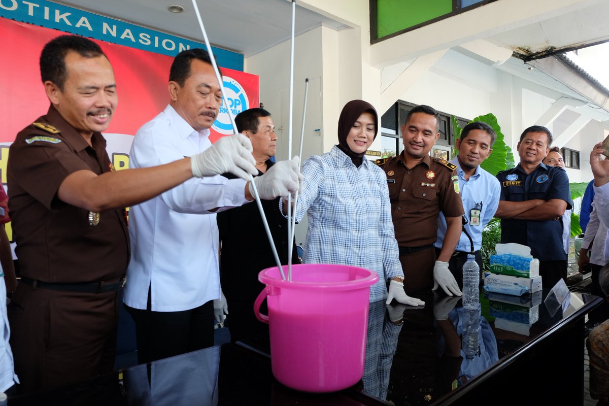 beacukaitemas's tweet photo. Pemusnahan Sabu Tangkapan Bea Cukai Tanjung Emas https://t.co/2Ip443oX2Z https://t.co/mpW4P8FxcV
