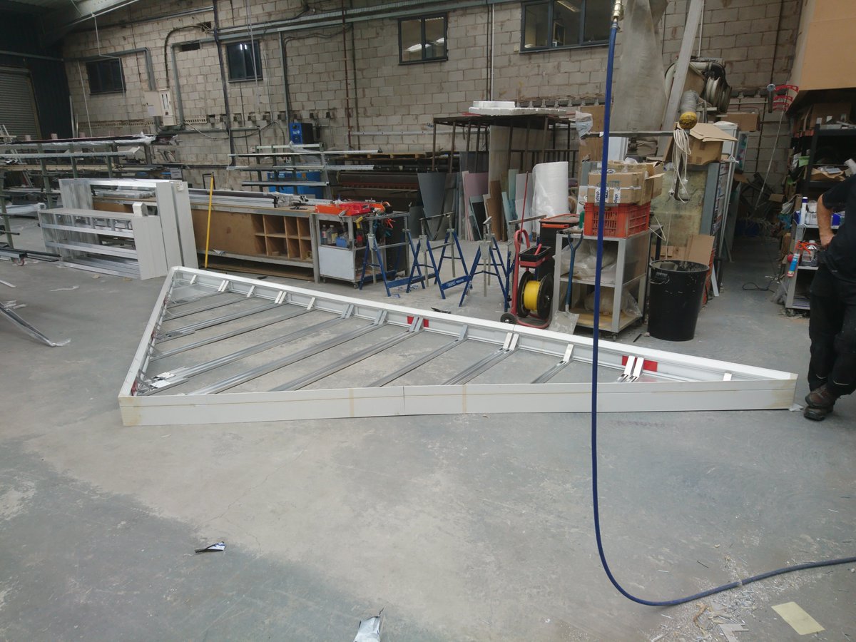 UniversalSignss's tweet image. .....Mighty Signboxes are made.   how about a  6.8 meters by 2.6 bespoke shaped sign ?