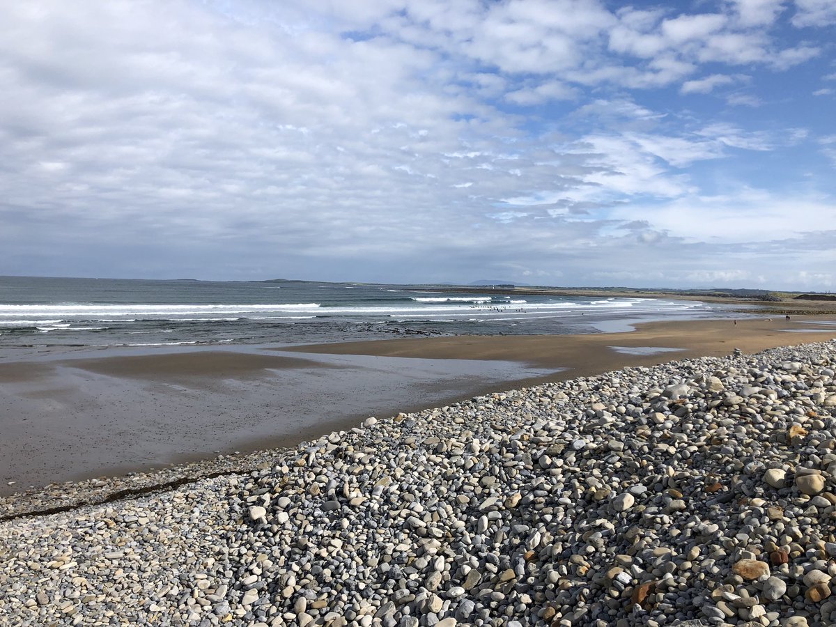 Surf’s picked up 3-4ft with off-shore winds #strandhillsurf
