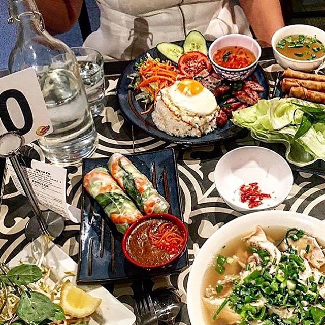 Highpoint_'s tweet image. Mid week dinner goals 🙌
#yum at @saigonsquare 🍽🍲#highpointsc #saigonsquare #dinnertime #spread ift.tt/2LhivjY