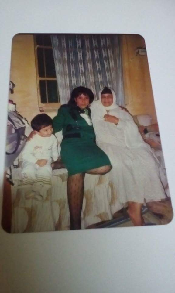 الحمدلله🌙مفروش على الأرض حصيرة مرعليهاأكثرمن ثلاثين عام ضعفت لوضعها على حصيرةأسمنت طريةأكلهامن السبب حق ربناقبل حقنا