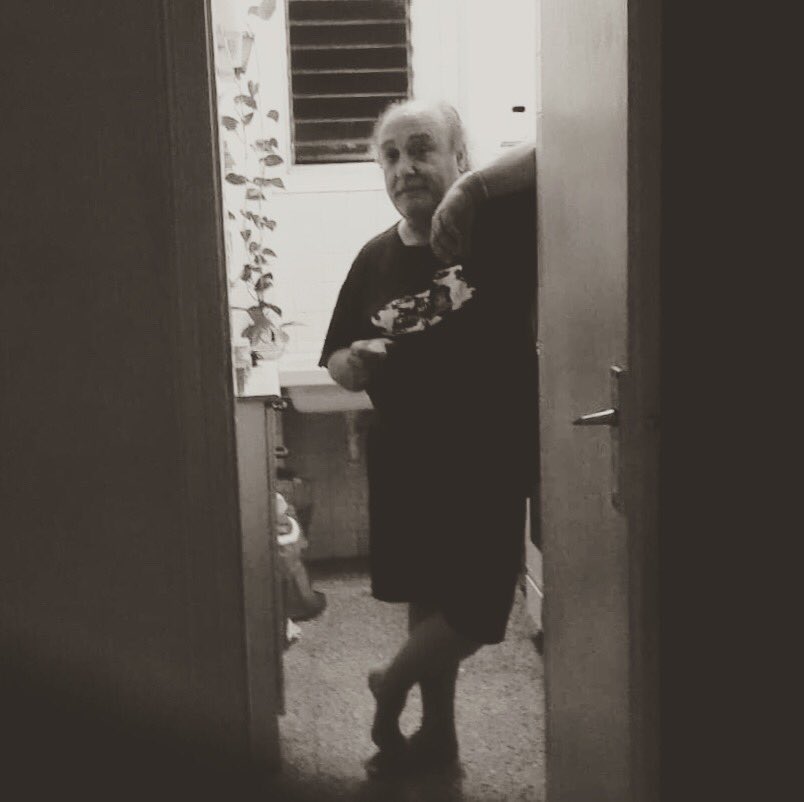nito_figueras's tweet photo. Glamour in the kitchen... 📸with❤️by @irocatti #sentidodelhumor #happy #senseofhumor #makelaugh #niñointerior #innerchild https://t.co/gtj3JlVvYi