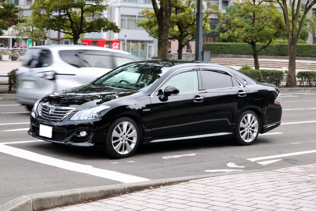 オジ鉄 على تويتر 今日の県警本部 180系クラウンアスリート前期 捜査用車 0系クラウンロイヤル前期 よう撃捜査用車 0系クラウンハイブリッド 幹部用車 写真はクラウンで固めてみました 180系クラウンアスリートのアンテナがtaからユーロに変わってました