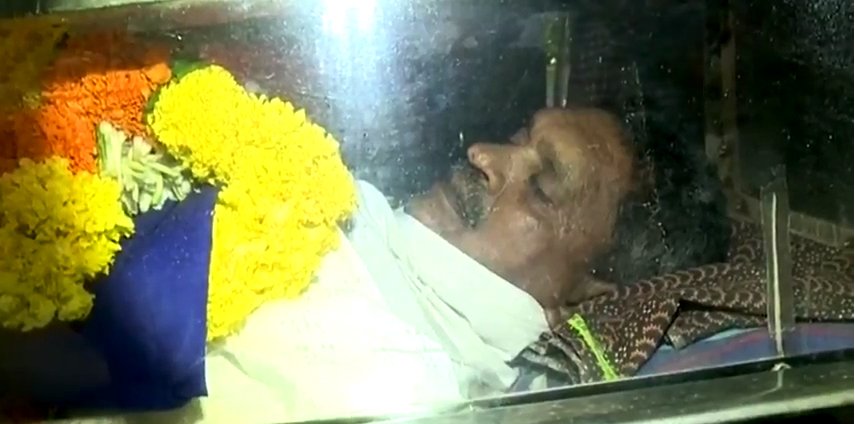 ssreddy_alla's tweet photo. ప్రజల పట్ల పోలీసుల వైఖరిని ఖండించారు. చంద్రబాబు నాయుడు ప్రభుత్వానికి ప్రత్యేకహోదా సాధన పట్ల, ఇతర హామీల పట్ల ఉన్న నిజాయితీ ఏంటో అర్థమవుతుందని ఆయన అన్నారు.
#APBandh #WeDemandSCStoAP #TDPBJPBetrayedAP https://t.co/heQzvT30b8