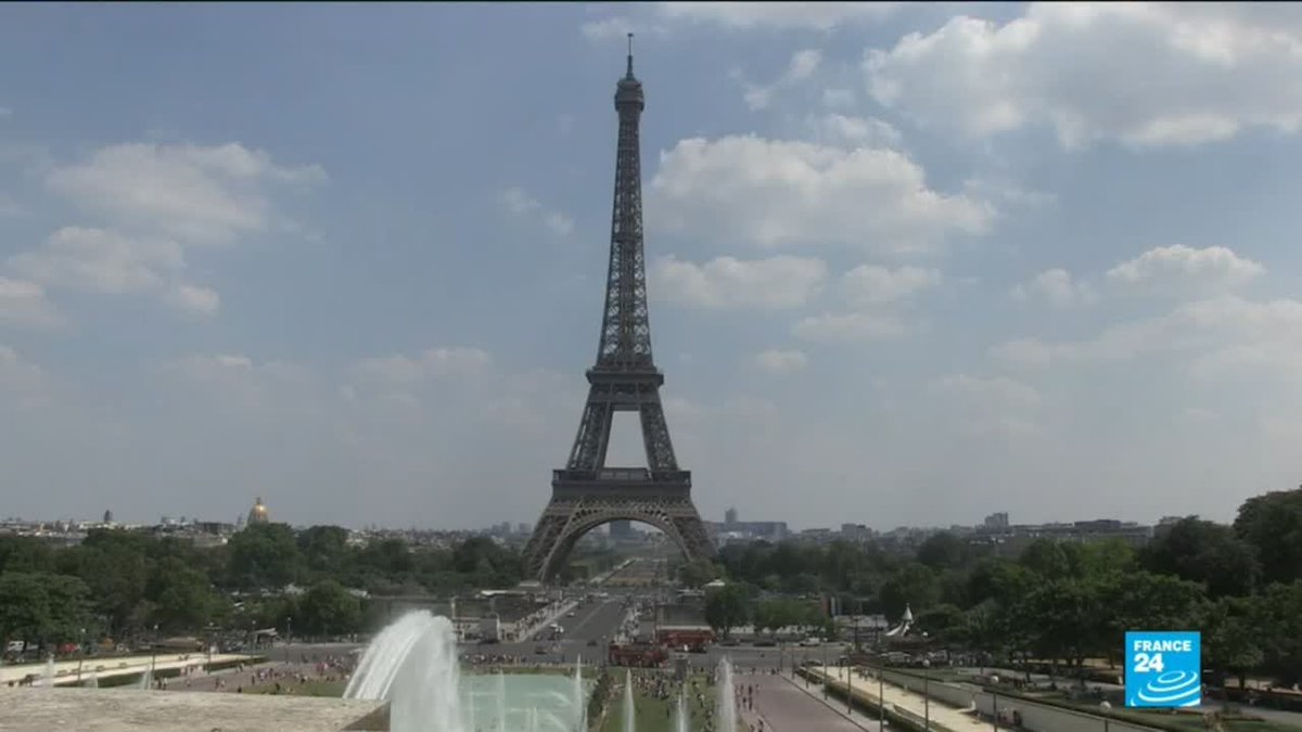 France 24 English Anti Terror Construction Around Eiffel Tower Causes Uproar And Frustration Among Tourists T Co V1lgafxshn