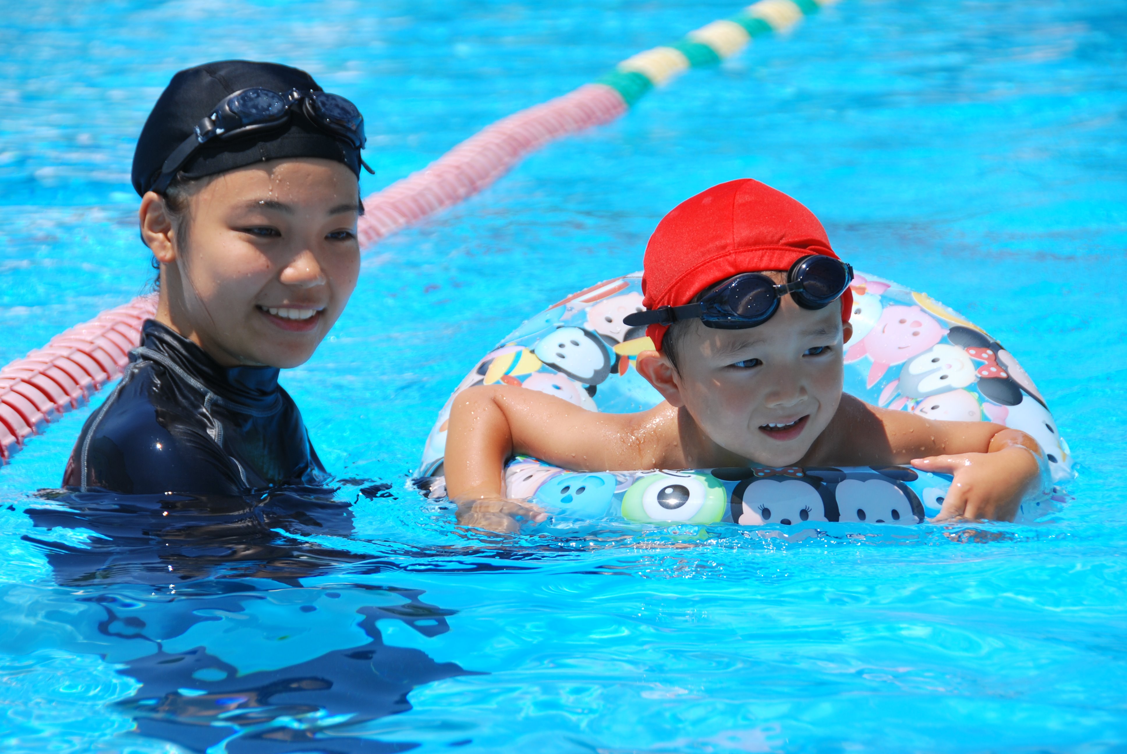 Twitter 上的 東松山市公式 ７月２４日 火 武蔵丘短期大学のプールで幼児と小学校低学年の児童を対象に同大学健康スポーツ専攻の学生ボランティアによる水泳 指導やカヌー体験が行われました 子どもたちは学生の皆さんと一緒に浮き輪やビートバンを使って泳いだり