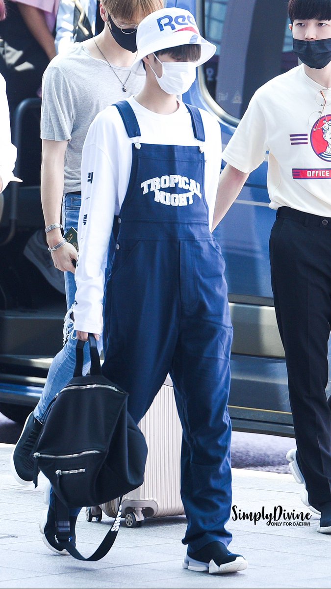 SimplyDivine129's tweet photo. 180724 TROPICAL RETRO 출국 우리 뽀짝뽀짝  #이대휘 #대휘 #LEEDAEHWI https://t.co/PGhQQiQhUq