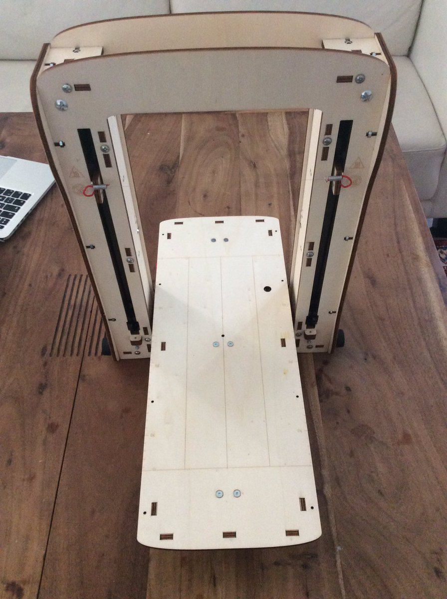 Imprimantes3D's tweet image. [Live Tweet MiniCut2d+] Fin du montage du plateau  

Voilà la #minicut2d+ est montée et on va passer à la calibration de la machine

Au final : pas un fil qui dépasse 👍👏

#maker #cncfab @elcp72 @MiniCut2d