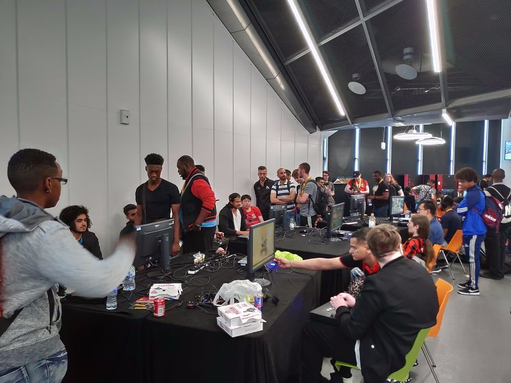 ZOWIEConsole's tweet photo. We were glad to get in touch with more fighters at VSF from all  different games, countries and especially UK. More and more major  tournaments adapt our monitors to assure a professional head-to-head  &amp; lag free setup for perfect competition. https://t.co/KRoUUqBnnk