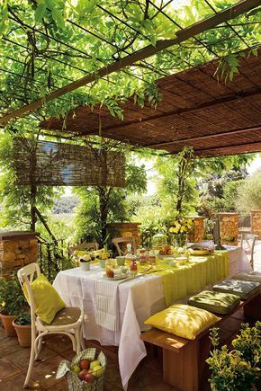 Decoractiva's tweet photo. En días de calor como hoy, nada como disfrutar de un momento a la sombra de esta aromática glicina. Estos maravillosos porches, dan otro sabor a la #cocina . #FelizMartes https://t.co/dfwwxecgh8