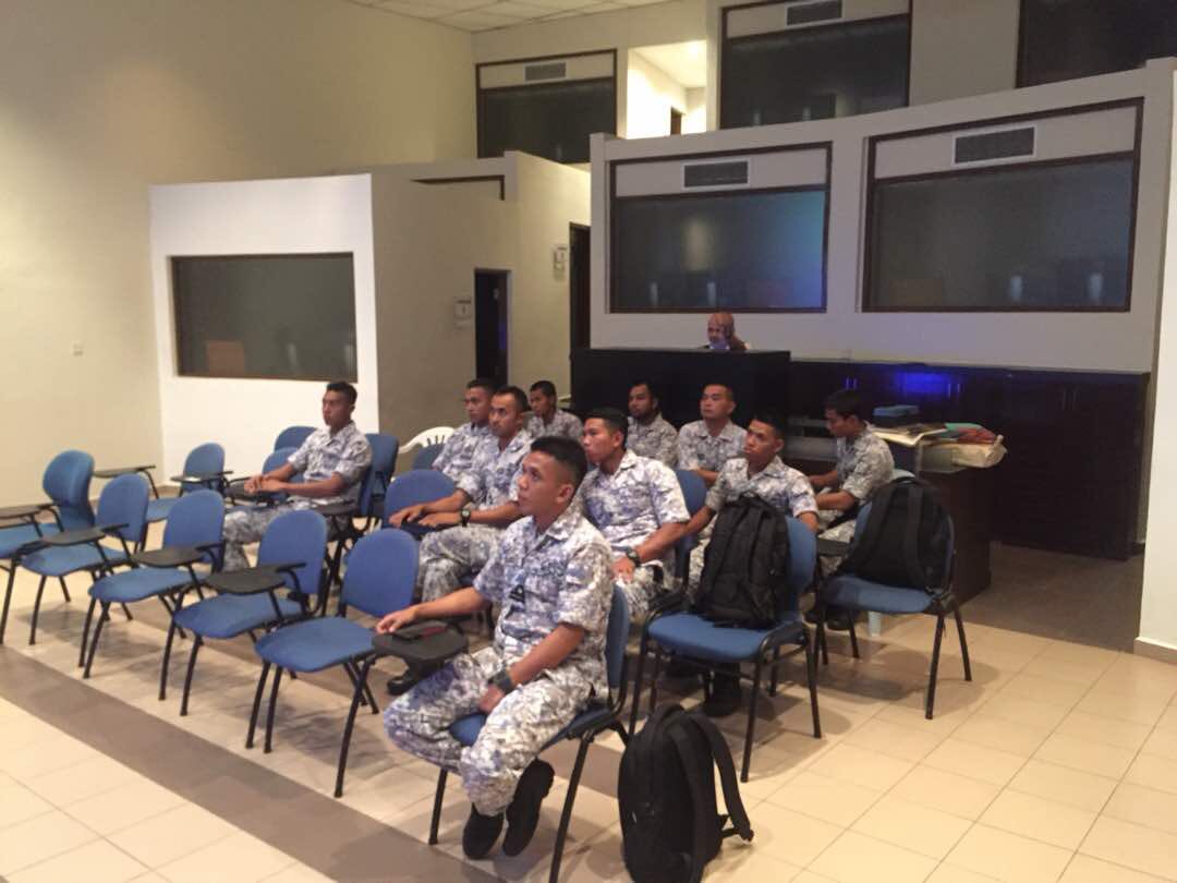 laks_muhd_amin's tweet photo. Peluang melaksanakan latihan Fleetwork dan Tactical Communication di Fleetwork Trainer KDP dioptimumkan sepenuhnya oleh krew Komunikasi & Navigasi KD LMA. Kompetensi peg & anggota memacu kejayaan operasi unit.
#PracticeMakePerfect
#Fleetwork
#TacticalComm
@mpa_barat
@kdptldm https://t.co/sVGUmWfOiT
