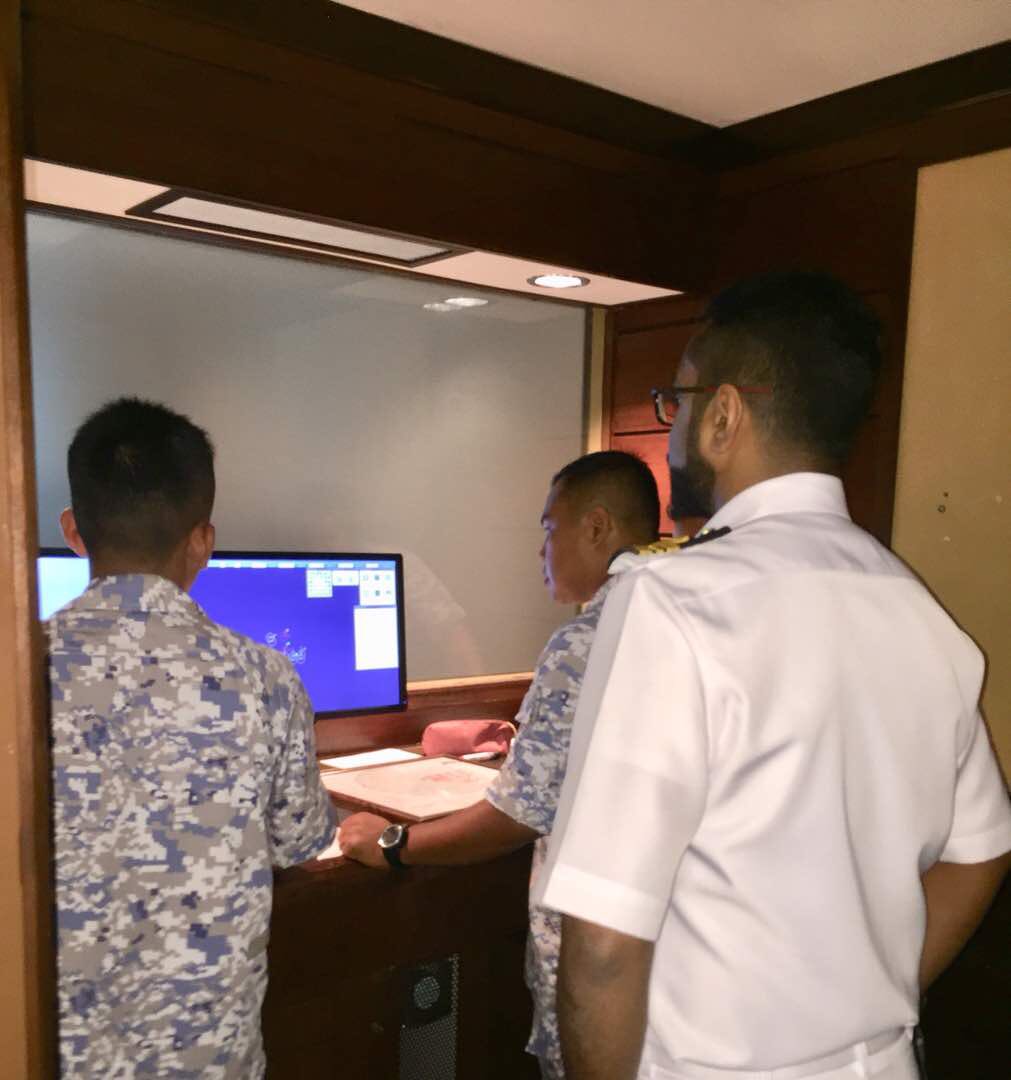 laks_muhd_amin's tweet photo. Peluang melaksanakan latihan Fleetwork dan Tactical Communication di Fleetwork Trainer KDP dioptimumkan sepenuhnya oleh krew Komunikasi & Navigasi KD LMA. Kompetensi peg & anggota memacu kejayaan operasi unit.
#PracticeMakePerfect
#Fleetwork
#TacticalComm
@mpa_barat
@kdptldm https://t.co/sVGUmWfOiT