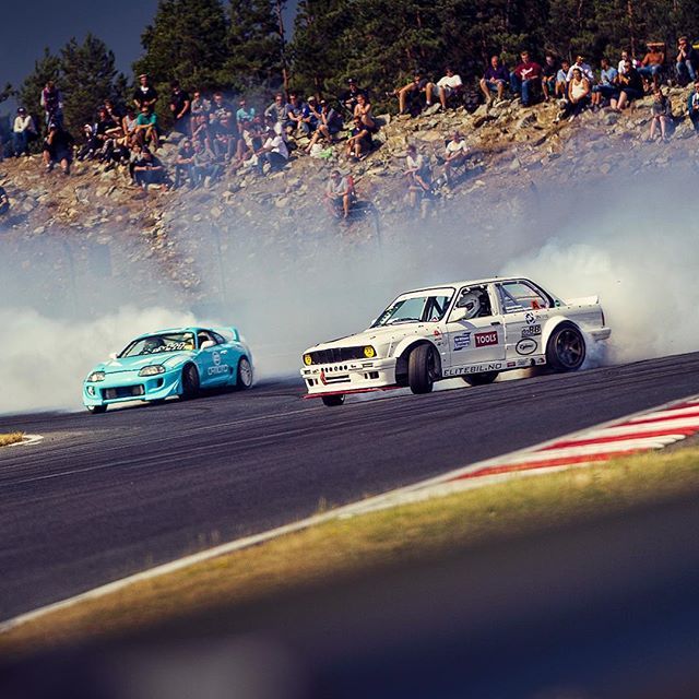 Aadde01's tweet photo. Track action from @gatebil_official π @lenalotta87_driftchick in front
#gatebil #trackday #drifting #super3 #rudskogen #driftgirl #bmw #e30 #becausegatebil https://t.co/brspcjCkF2 https://t.co/VwUoQlTrMu