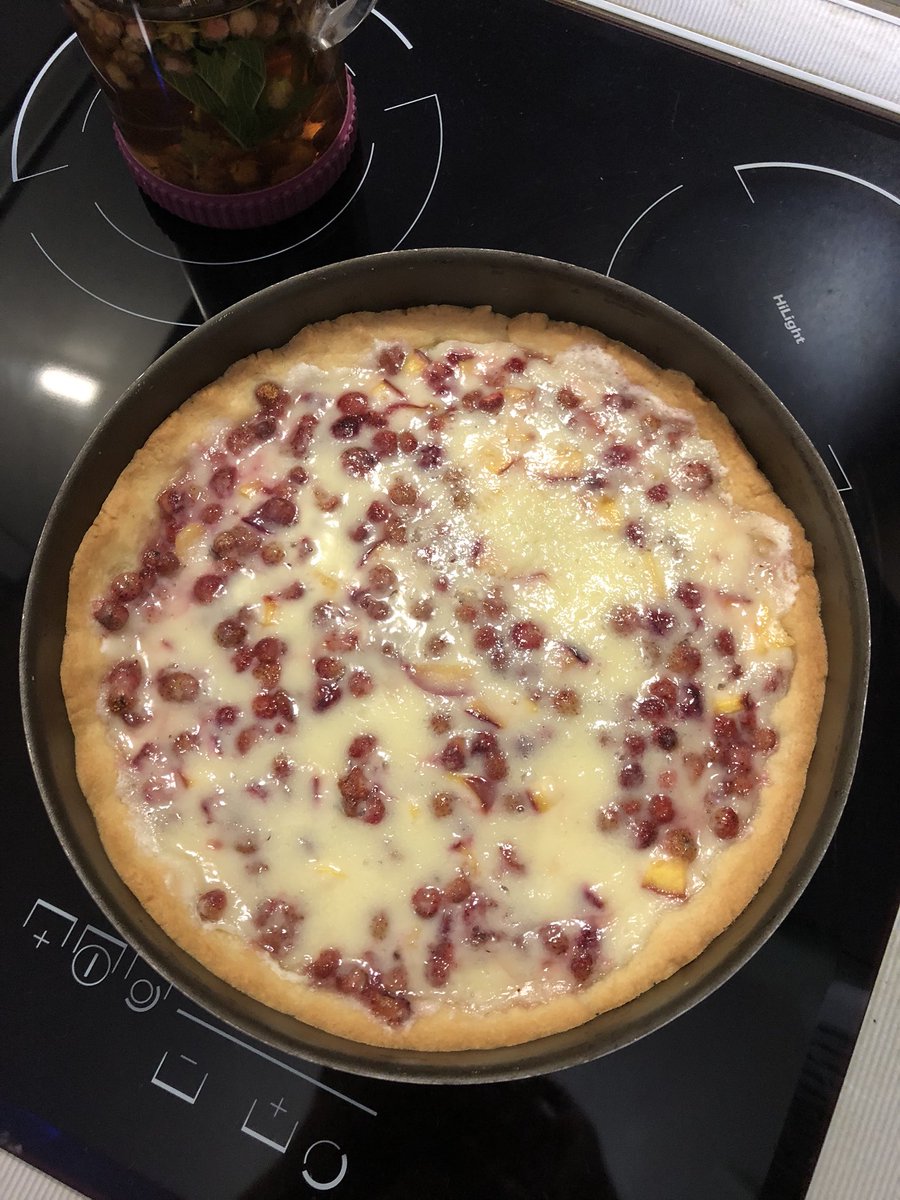 ella780782's tweet image. А сегодня уже готов пирог со свежей луговой клубникой! Вот думаю послать мужу или пусть спокойно работает?)))😋☕️                     #домашнийуют