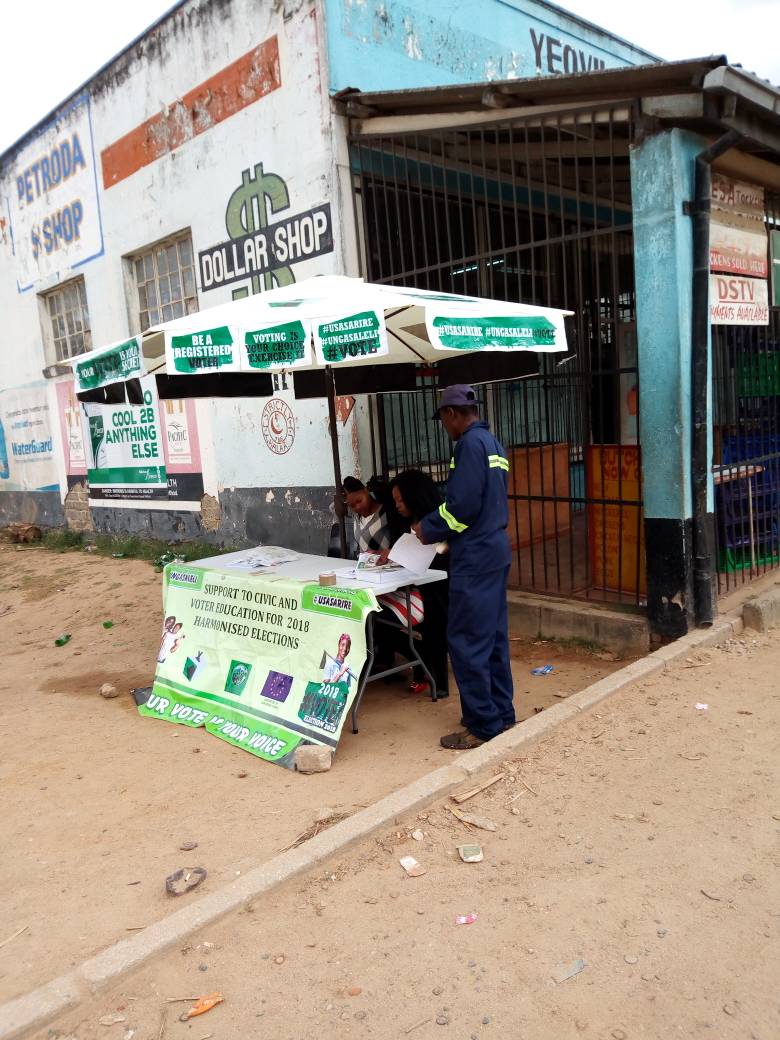 UmrrtMutare's tweet photo. Ngoma ndiyo ndiyo,nhasi UMRRT iri paMhaka shops neZimbrella Kiosk,ichikupakurirai rizere maererano nezvinodikanwa nezvinoitwa pakuvhota. #Elections2018 #30July #Usasarire https://t.co/sBkJ4Pw1o6