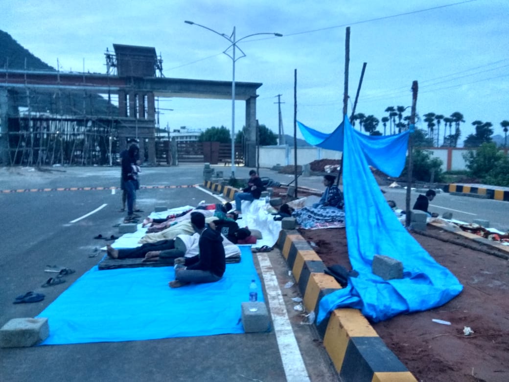 RiteshK76779360's tweet photo. The plight of students of DSNLU , seeking for justice , to stop mal administration , continuous 5th day #SaveDsnlu #SupportDsnlu @ncbn @naralokesh https://t.co/176riH3mSY