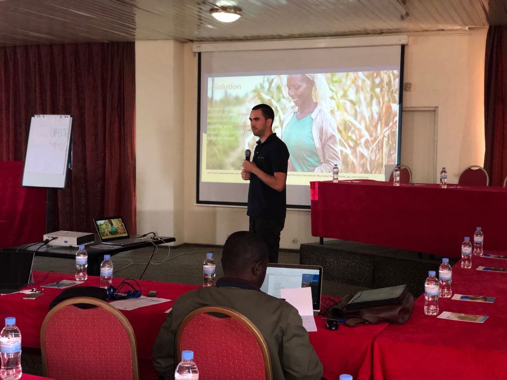 ImpactHubKigali's tweet photo. #hackathon4climate Demonstration of volunteer observer app, forecast, #IoT digitization, by Casey from @ImpactHubKigali on behalf of Kubero team. @UNDP_Rwanda @MeteoRwanda @NOREPSinno https://t.co/SC4hRBAWCx