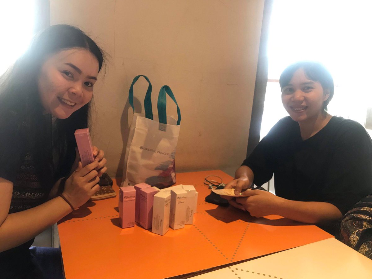 MaySP58411967's tweet photo. ** ส่งของวนไป วันนี้ออก 18 ชิ้น ❤️🤗🤗🍊🍊
มันคือ😋😋😋😋 มีความสุขจร��งงง55555😜😜🍊
  **วันนี้งดข้าวจี่เนื่องจากเข้าแถว แต่เปลี่ยนเป็นส่งของแทนละกันเนอะ‼️😂
  #ขายดีขายจริง #ขายครีมSP #สนใจทัก���าเลยครับ 
  #รับตัวแทนจำหน่ายจำกัดแล้วนาจา https://t.co/nzmtkDpOVq
