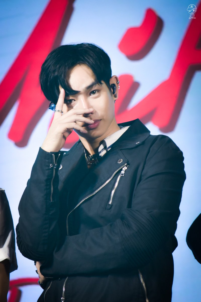 Itsmecottonz's tweet photo. พ่อโมเดลของน้องงง เอ็นดูในความโพสท่าเสร็จ หันไปมองพี่พ๊อพ เห็นพี่พ๊อพเล่นใหญ่กว่าเลยเปลี่ยนท่าอีก แล้วก็หันไปมองใหม่ 555

#เป๊กผลิตโชค
#PeckPalitchoke
#palitgallery 
#MyPhotoCottonZ
#WhiteParty https://t.co/dbNu93yT3f