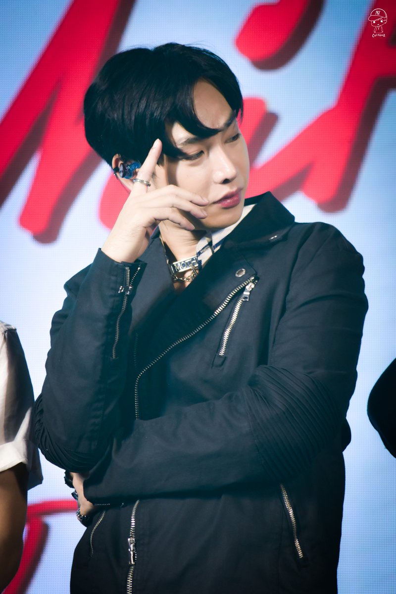 Itsmecottonz's tweet photo. พ่อโมเดลของน้องงง เอ็นดูในความโพสท่าเสร็จ หันไปมองพี่พ๊อพ เห็นพี่พ๊อพเล่นใหญ่กว่าเลยเปลี่ยนท่าอีก แล้วก็หันไปมองใหม่ 555

#เป๊กผลิตโชค
#PeckPalitchoke
#palitgallery 
#MyPhotoCottonZ
#WhiteParty https://t.co/dbNu93yT3f