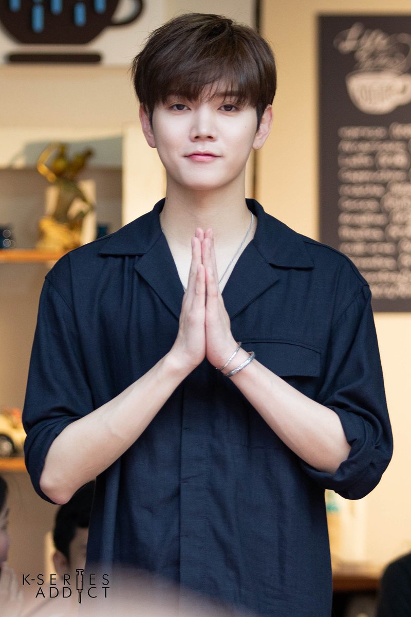 เร็น NU'EST กับเบื้องหลังการถ่ายทำซิตคอม "สภากาแฟ 4.0" ช่องอมรินทร์ทีวี / เร็นมาเป็นแขกรับเชิญพิเศษในบทบาทบาริสต้าหนุ่มจากเกาหลี 😁 #RenCoffeeSocietySitcom #WelcomeRentoThailand