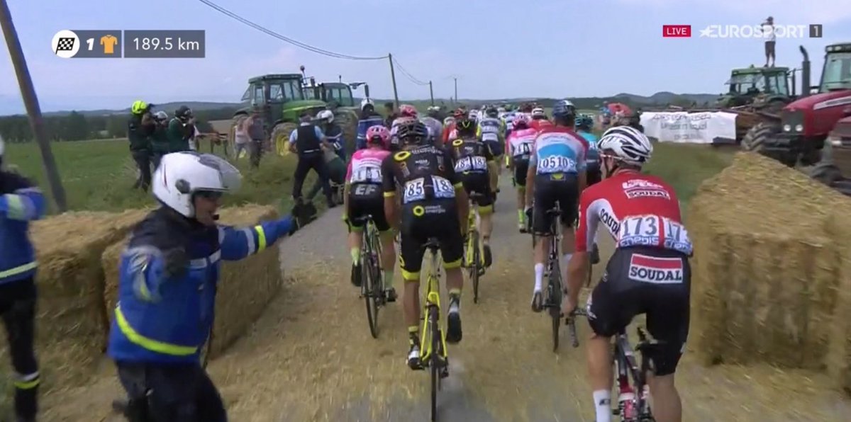 DansLaMusette's tweet photo. Des paysans ont barré la route avec des bottes de paille, les forces de l'ordre ont dispersé le bordel avec du gaz lacrymo... Sauf que le gaz lacrymo, ça vole et ça va dans les yeux des coureurs... Ce #TDF2018 est plus bordélique que ma chambre d'ado. https://t.co/pfAMbW2yo4
