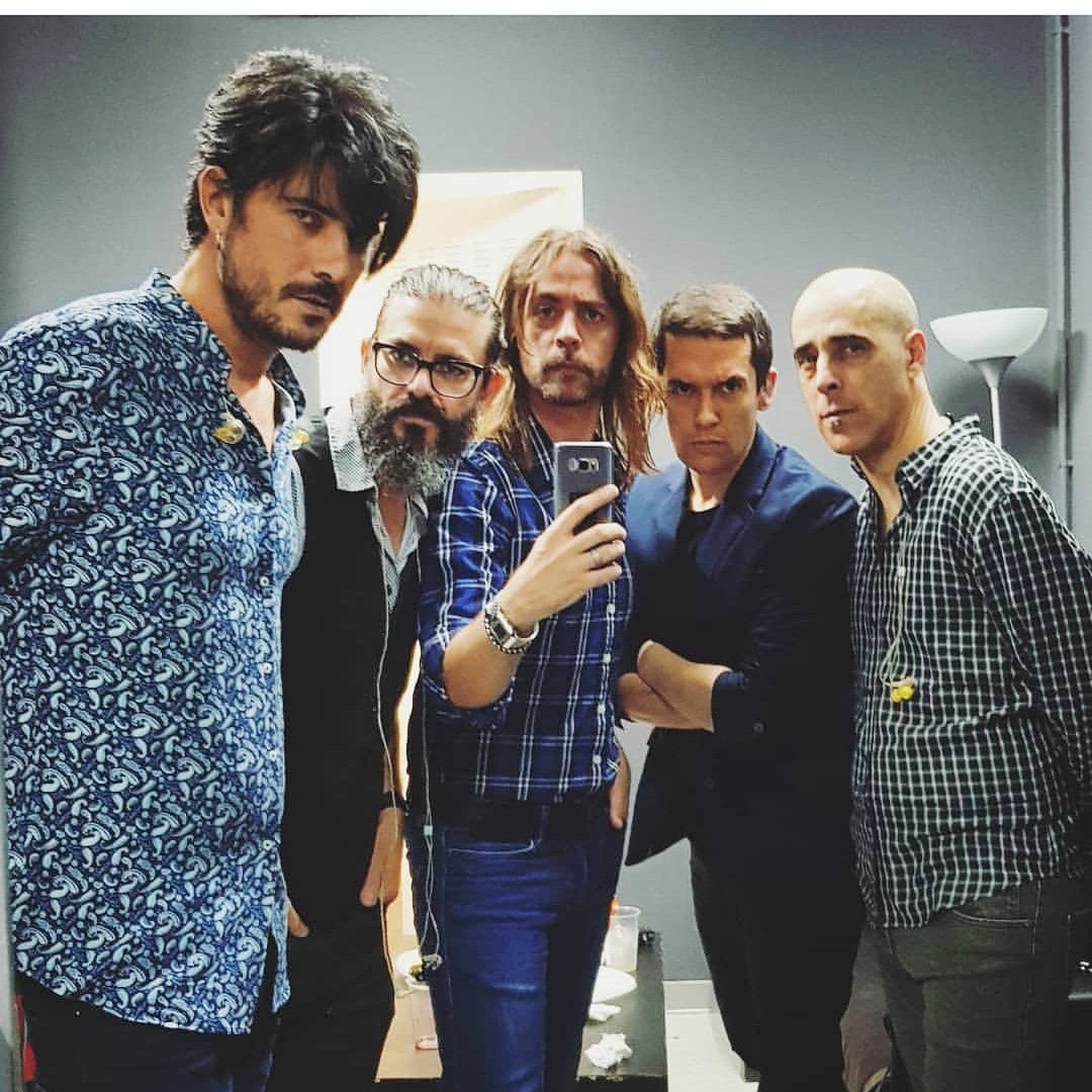 ¿Estarán enfadados? 😂😂😂 Maneras de relajarse antes de subir al escenario. #GiraBailarinaMN