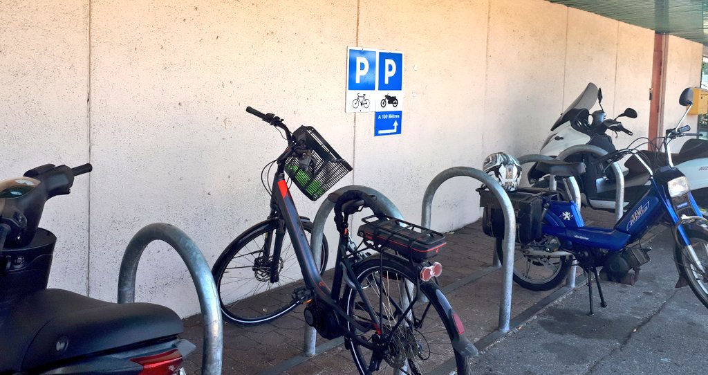 marymillet69's tweet photo. Encore des conducteurs motos qui ne lisent pas les panneaux...😤😱
Merci à l'agent chargé de la sécurité avec qui j'ai parlé et qui m'a dit qu'il serait vigilant ! @AUCHAN_France @St_GenisLaval #stgenis2 @LaVilleaVelo @Villescyclables @CollectifVALVE @Ellesfontduvelo https://t.co/t6YAEipoqW