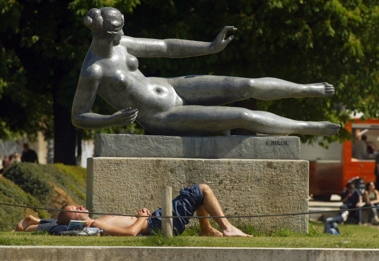 TheLocalFrance's tweet photo. Can people go topless in French towns in the summer? https://t.co/pv25QTV133 https://t.co/SArCFdnzPd