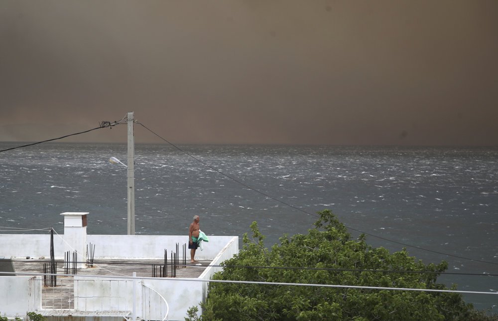 BeeSafeMe's tweet photo. All our thoughts are heading towards #Greece 😥

At least 60 people have reportedly died in #wildfires in the #Attica region around #Athens

#Greecefires #wildfire #AthensFires https://t.co/b8rwz0iQ5r