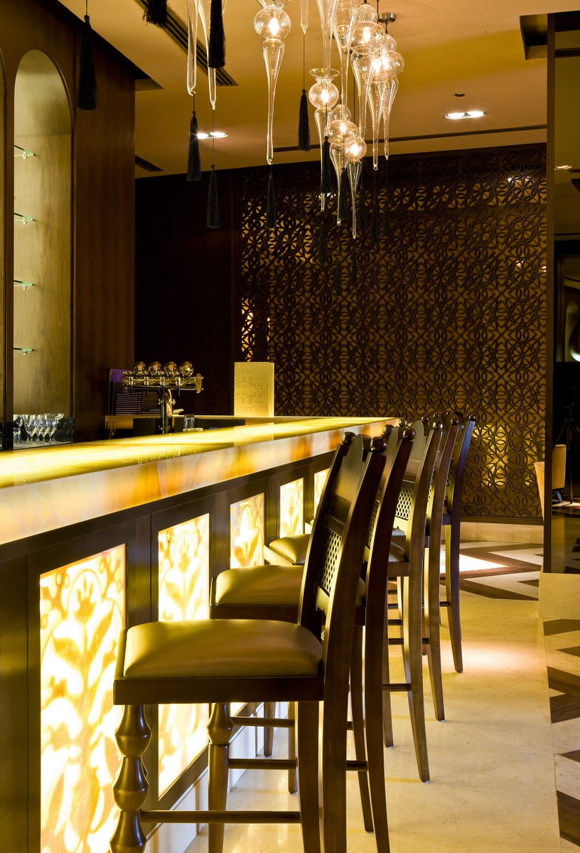 SofitelBahrain's tweet photo. Revere the lush Art Deco vibes and the tastefully elegant environs of Amber Bar, a perfect sanctuary for after-work drinks
ุงุณุชู
ุชุนูุง ุจุงููุฎุงู
ุฉ ูุงูุฏูููุฑ ุงูุฑุงูู ูุงูุฃุฌูุงุก ุงูุณุงุญุฑุฉ ูู ุนูุจุฑ ุจุงุฑ ูุงูุฐู ูููุฑ ููู
ู
ูุงู ู
ุซุงูู ููุดุฑุจ ุจุนุฏ ููู
ุนู
ู ุทููู.
#SofitelBahrain #AmberBar #Sofitel #Bahrain https://t.co/tsFwPd600i