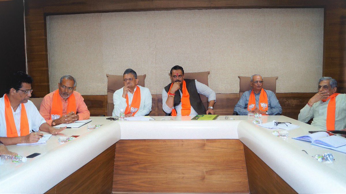 bharatpandyabjp's tweet photo. ’શ્રી કમલમ્��� પ્રદેશ કાર્યાલય ગાંધીનગરના ખાતે પ્રદેશ અધ્યક્ષશ્રી@jitu_vaghaniની અધ્યક્ષતામાં તેમજ પ્રદેશ સંગઠન મહામંત્રીશ્રી@bhikhubhaidbjp ની ઉપસ્થિતિમાં આયોજીત પ્રદેશ બેઠકમાં પ્રદેશ હોદ્દેદારશ્રીઓ, મોરચાના પ્રદેશ પ્રમુખશ્રીઓ તેમજ જીલ્લા/મહાનગરના પ્રભારીશ્રીઓ ઉપસ્થિત રહ્યા.. https://t.co/sbdbPQ9Zps