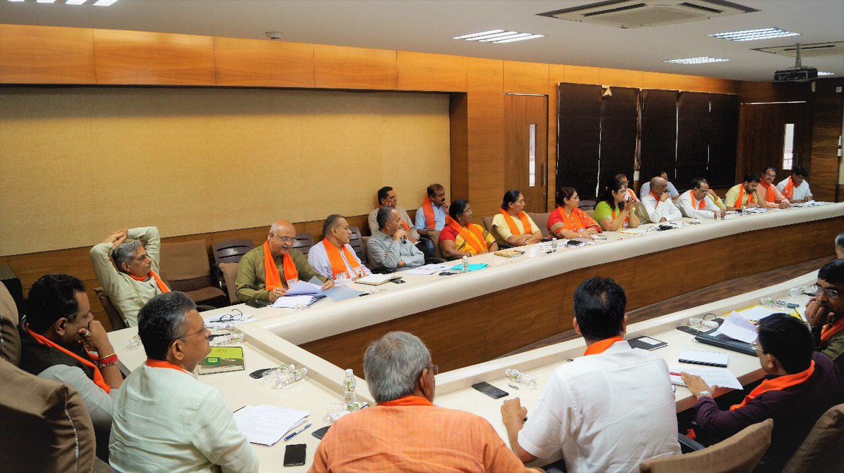 bharatpandyabjp's tweet photo. ’શ્રી કમલમ્��� પ્રદેશ કાર્યાલય ગાંધીનગરના ખાતે પ્રદેશ અધ્યક્ષશ્રી@jitu_vaghaniની અધ્યક્ષતામાં તેમજ પ્રદેશ સંગઠન મહામંત્રીશ્રી@bhikhubhaidbjp ની ઉપસ્થિતિમાં આયોજીત પ્રદેશ બેઠકમાં પ્રદેશ હોદ્દેદારશ્રીઓ, મોરચાના પ્રદેશ પ્રમુખશ્રીઓ તેમજ જીલ્લા/મહાનગરના પ્રભારીશ્રીઓ ઉપસ્થિત રહ્યા.. https://t.co/sbdbPQ9Zps