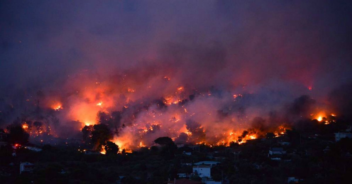 RadioItalia's tweet photo. La Grecia brucia: i nostri pensieri vanno a tutte le persone che stanno soffrendo e ai soccorritori che stanno aiutando la popolazione. #Atene 
https://t.co/a6Lz3GI6z9 https://t.co/Bv8YfFE1mB