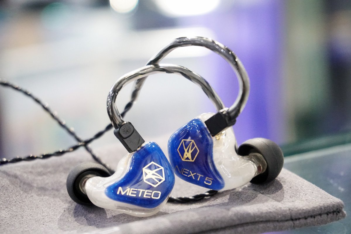 dmaaudio's tweet photo. 【1 隻耳機 2 種插頭】

唔知大家有冇留意到 Kumitate Lab 嘅 KL-METEO 同 KL-SIRIUS 都同時兼備 2-pin 同 MMCX 嘅插頭？呢種設置幾過癮咁喎〜

* 圖中耳機為 KL-METEO。
#啱晒玩換線 #KumitateLab #CustomMadeMonitors #KLMeteo #KLSirius #madeinjapan #訂製耳機 https://t.co/23jSwOyh9Y